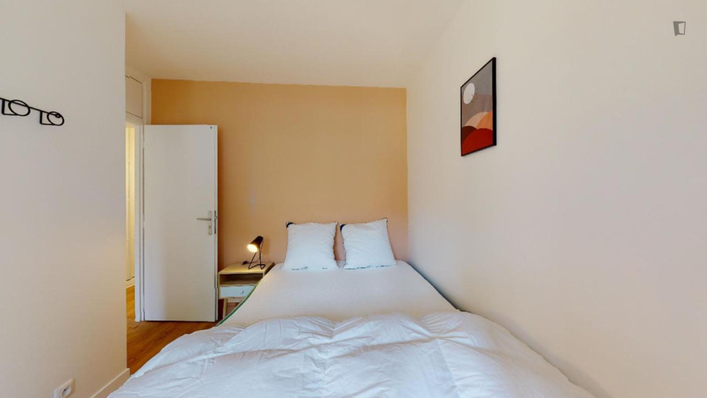 Luminous double bedroom in Clichy