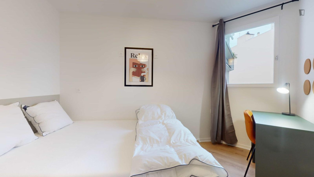 Neat double bedroom near Quatre Routes station