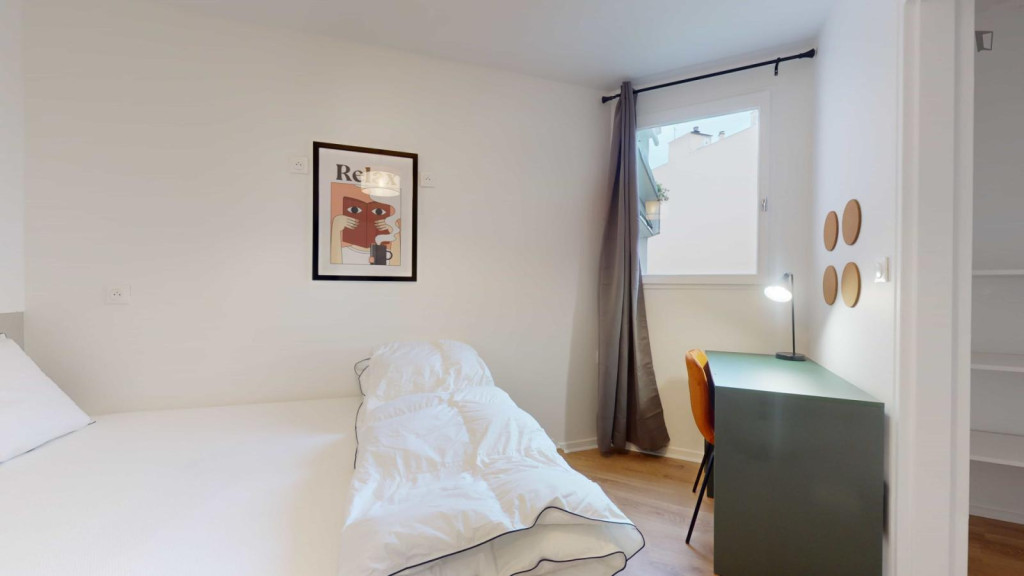Neat double bedroom near Quatre Routes station