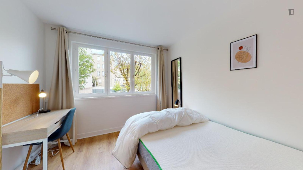 Bright double bedroom in Clichy