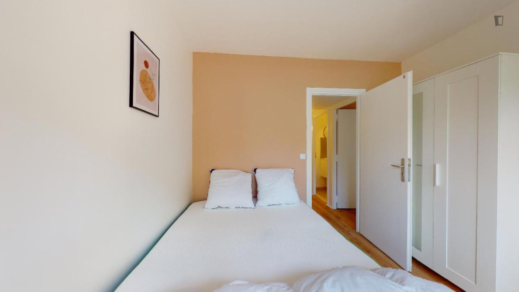 Bright double bedroom in Clichy
