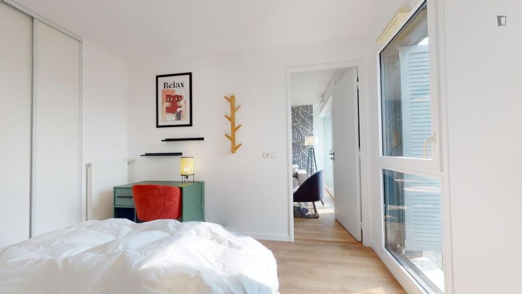 Bright double bedroom in Petit-Colombes