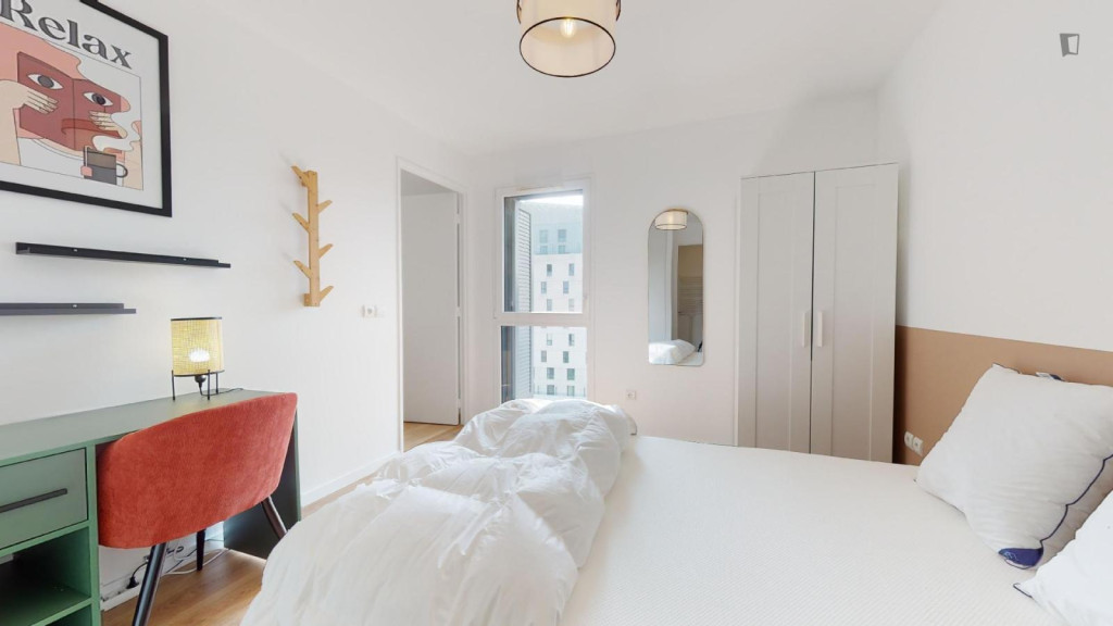 Bright double bedroom in Petit-Colombes