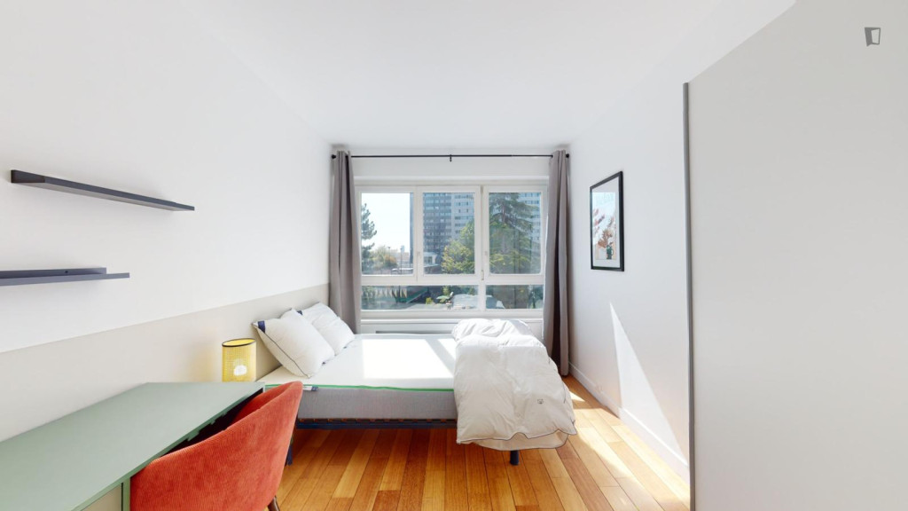Shiny double bedroom near the Courbevoie train station
