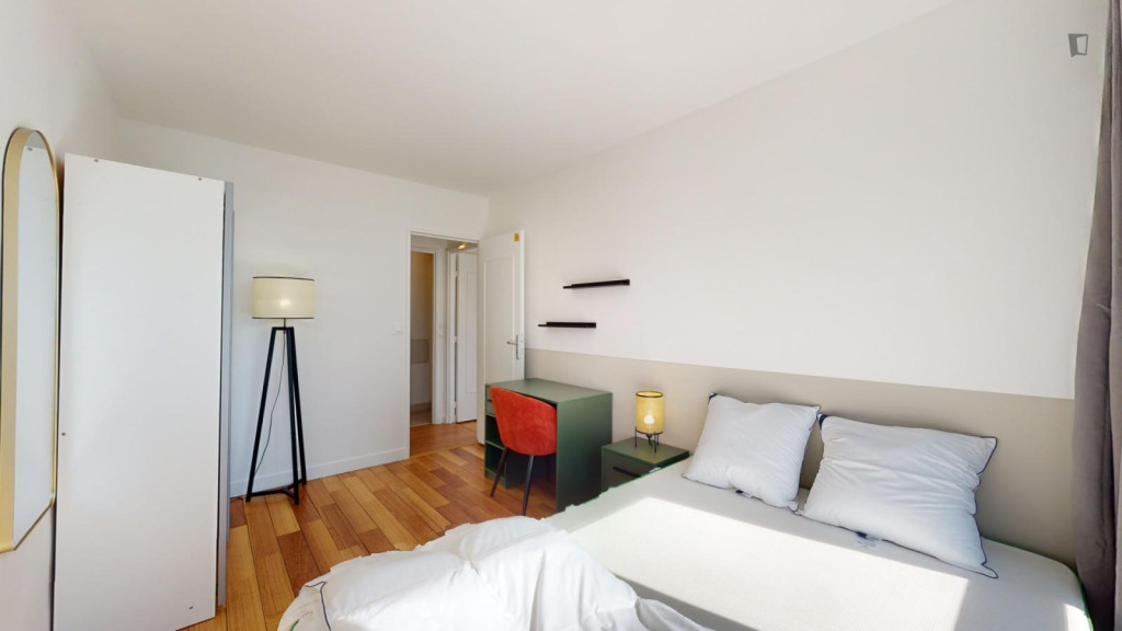 Shiny double bedroom near the Courbevoie train station