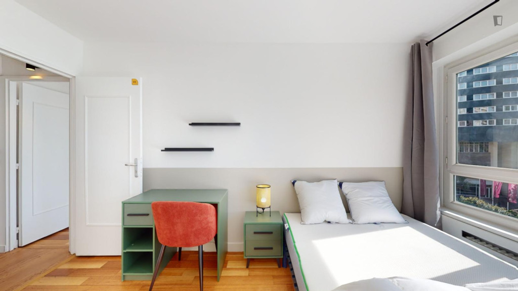 Shiny double bedroom near the Courbevoie train station