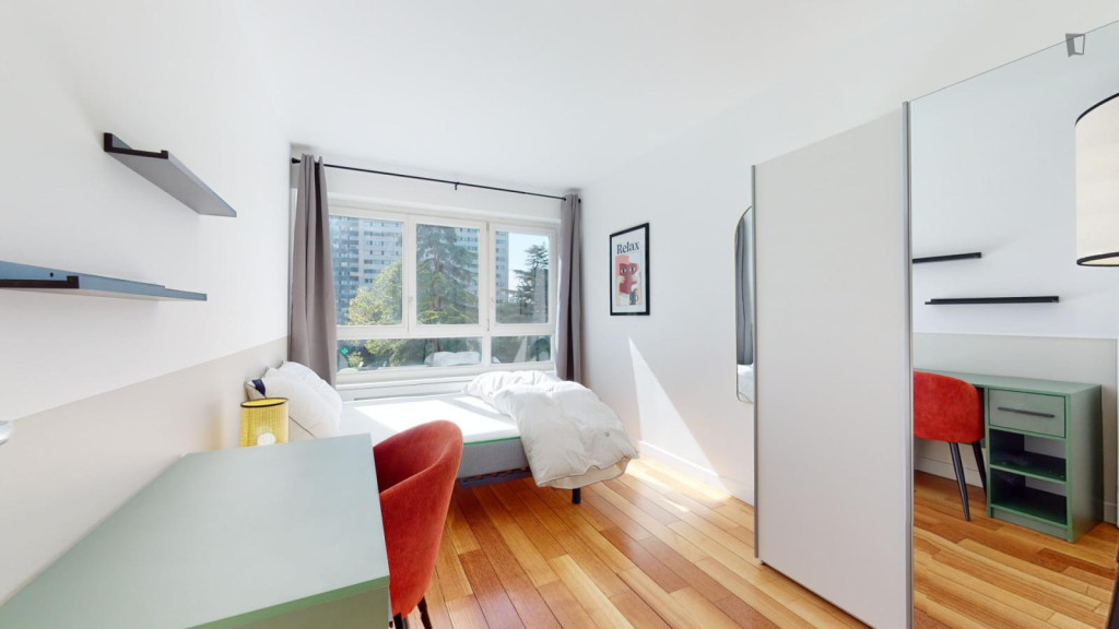 Shiny double bedroom near the Courbevoie train station