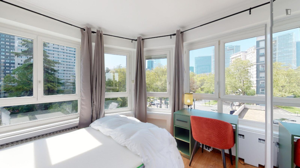 Airy double bedroom near the Courbevoie train station