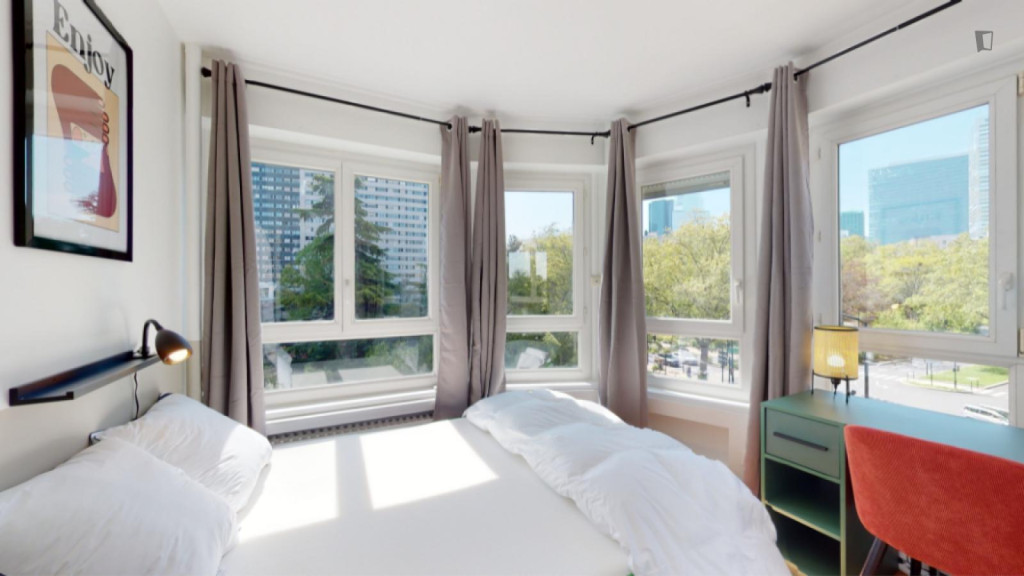 Airy double bedroom near the Courbevoie train station