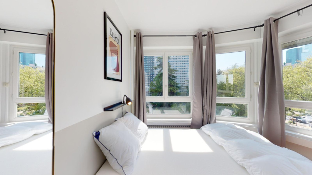 Airy double bedroom near the Courbevoie train station
