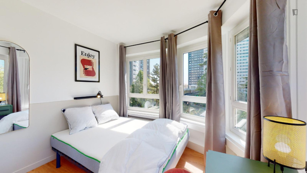 Airy double bedroom near the Courbevoie train station