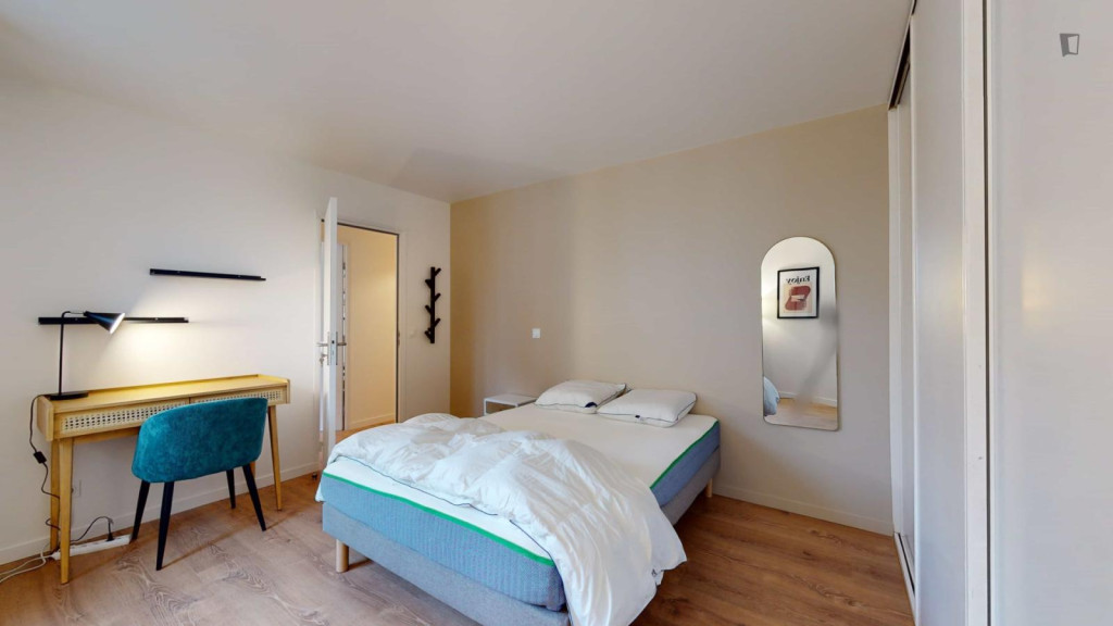 Big double bedroom near Courbevoie train station 