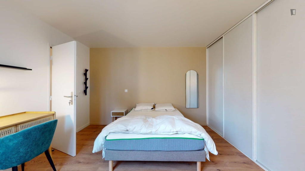 Big double bedroom near Courbevoie train station 