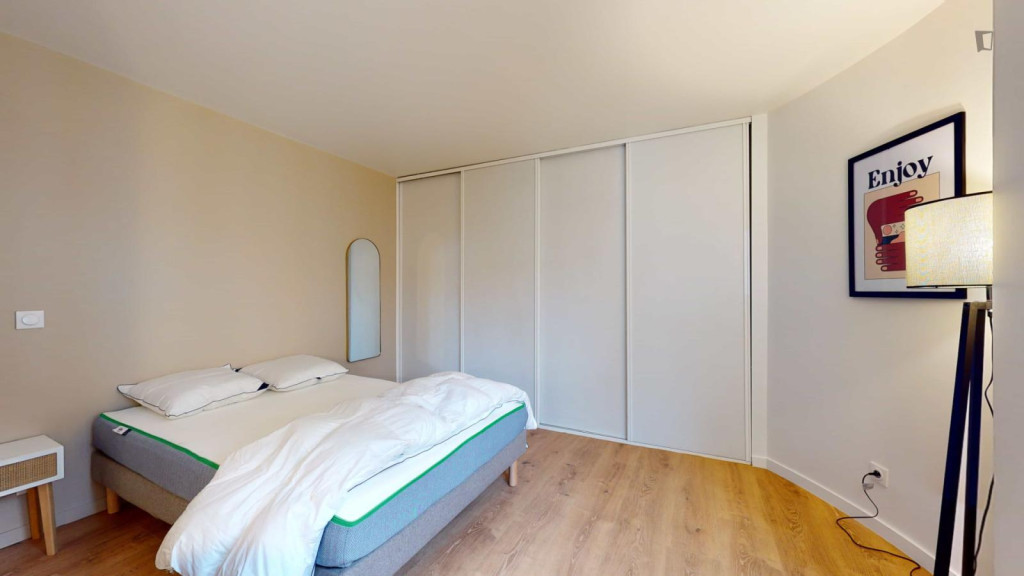 Big double bedroom near Courbevoie train station 