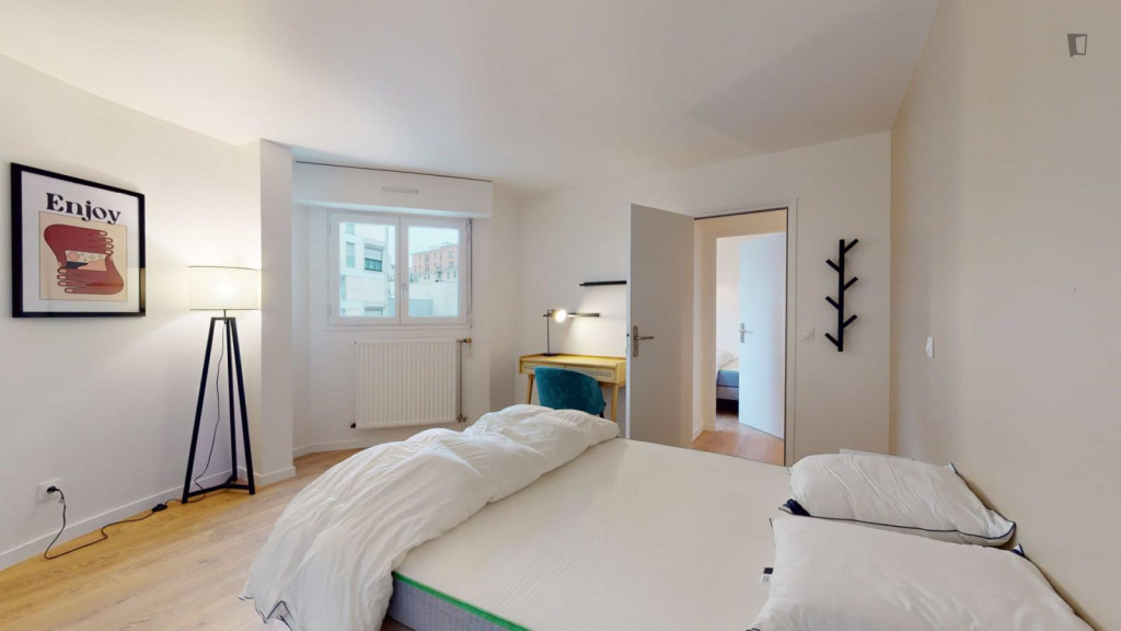 Big double bedroom near Courbevoie train station 