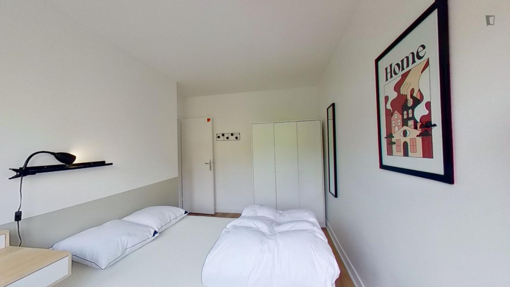 Restful double bedroom in Clichy