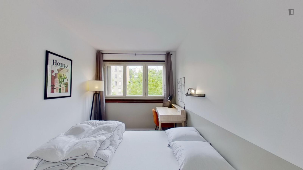 Restful double bedroom in Clichy