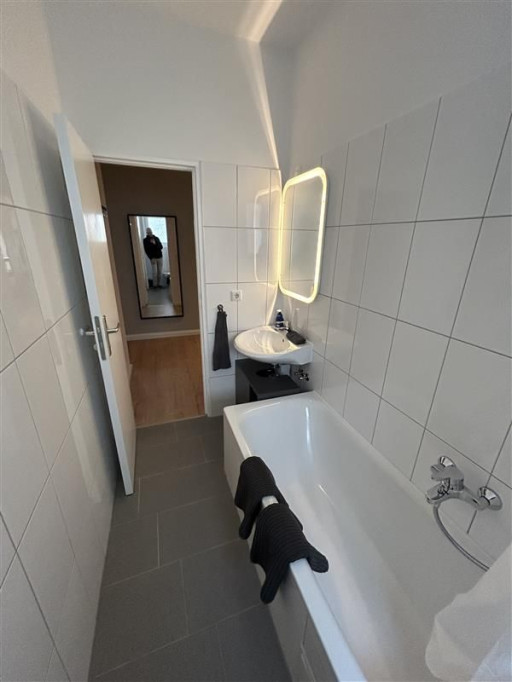 Brand new & furnished: First-time occupancy in a 4-room apartment