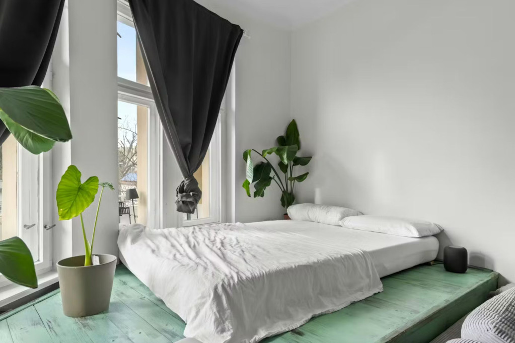 Bright, cozy ´altbau´ with balcony in Wedding