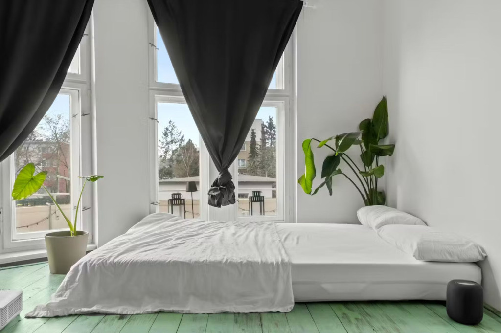 Bright, cozy ´altbau´ with balcony in Wedding
