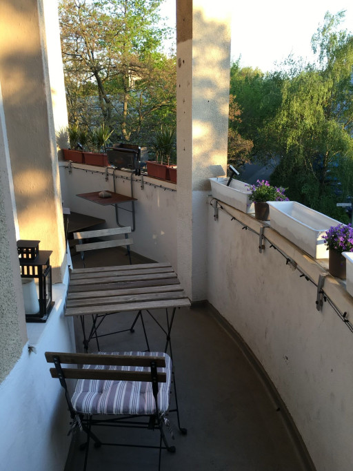 Bright, cozy ´altbau´ with balcony in Wedding