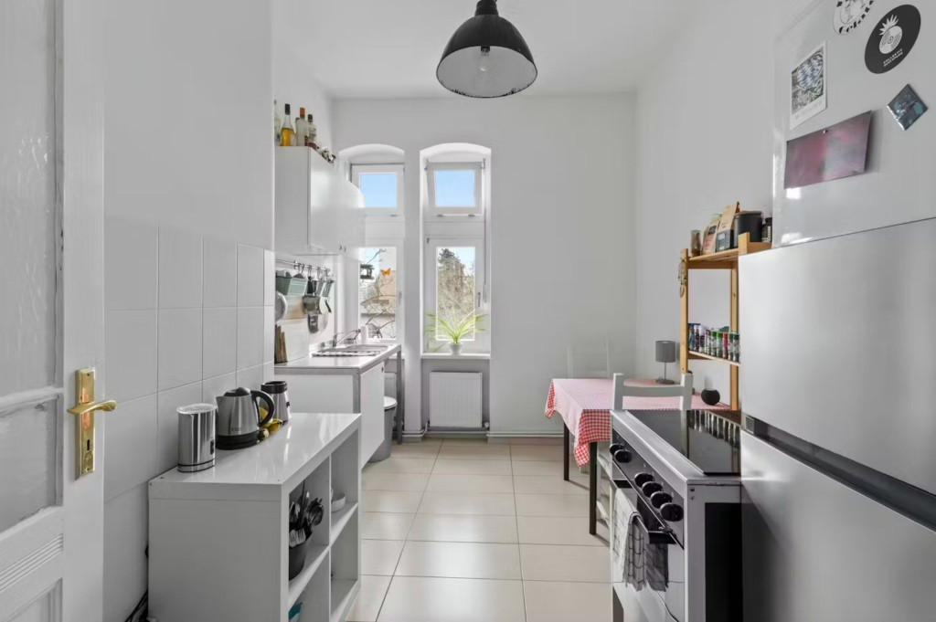 Bright, cozy ´altbau´ with balcony in Wedding