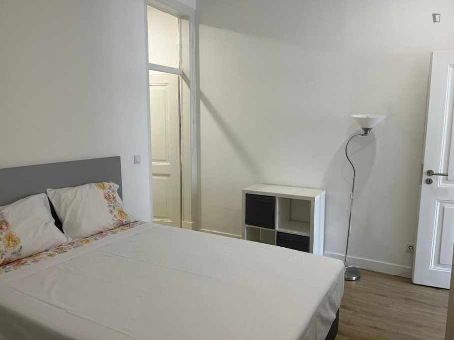 Comfy Double Bedroom with a private bathroom close to University Autónoma de Lisboa - Lisbonne - chambre - ImmoJeune