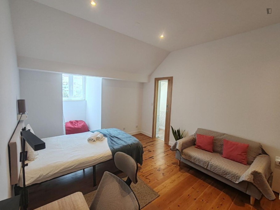 Alluring Single Bedroom with a private bathroom close to Anjos metro - Lisbonne - chambre - ImmoJeune