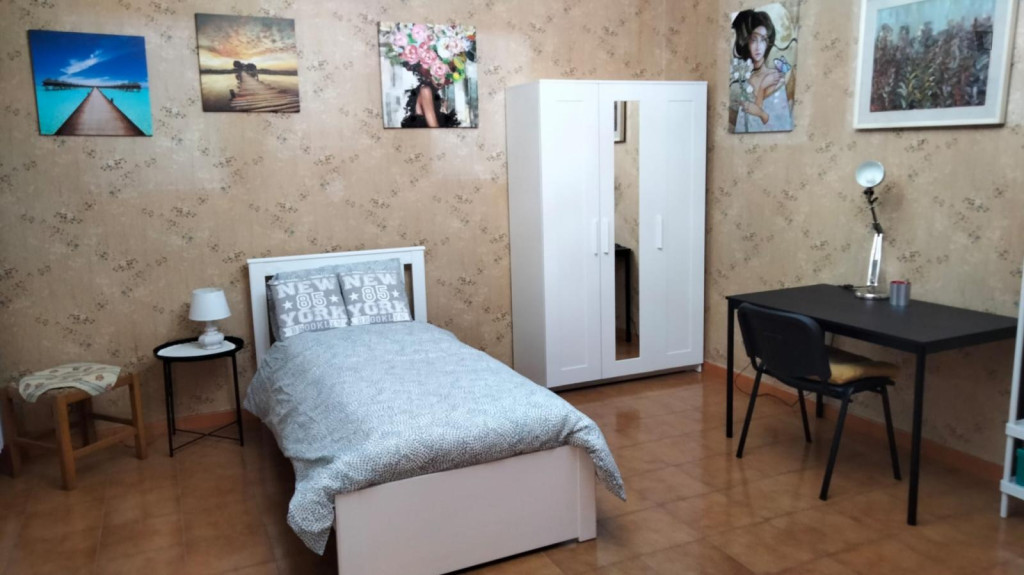 Single Bedroom in a 3-Bedroom Apartment with Terrace - Rome - chambre - ImmoJeune