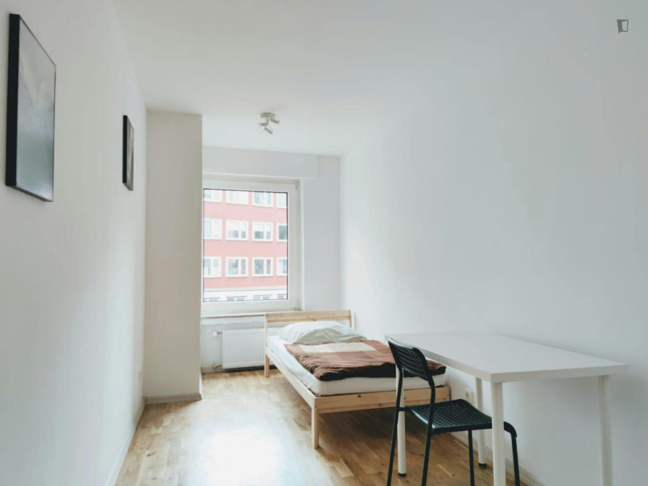 Alluring single bedroom near Dortmund Stadthaus metro - Dortmund - chambre - ImmoJeune