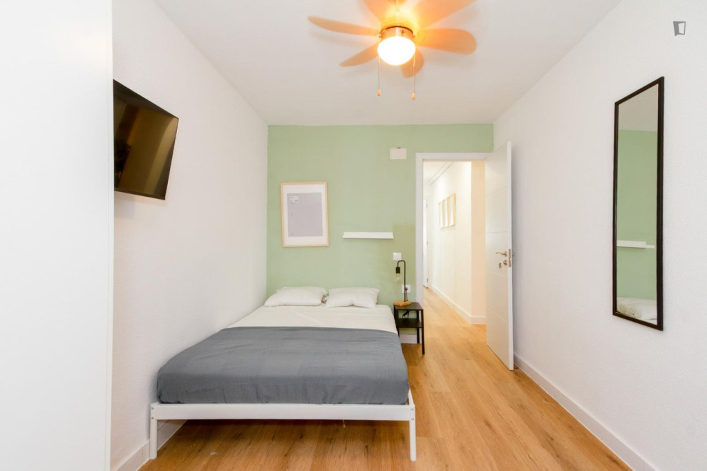 Great looking single bedroom in a property with balcony - Madrid - chambre - ImmoJeune