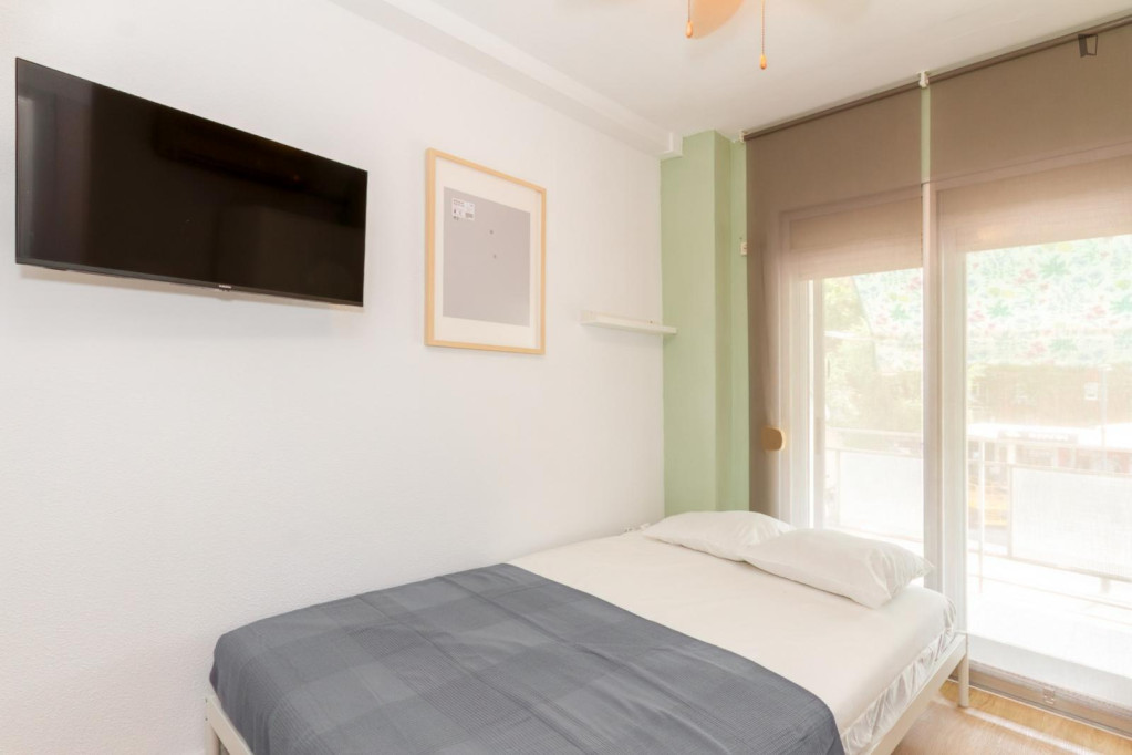 Attractive single bedroom with balcony - Madrid - chambre - ImmoJeune
