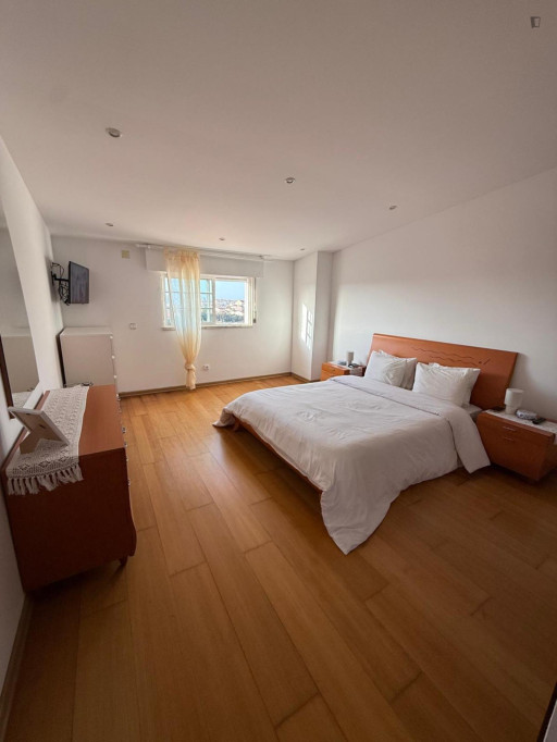 Bright Double Bedroom close to Carcavelos/Parede - Lisbonne - chambre - ImmoJeune