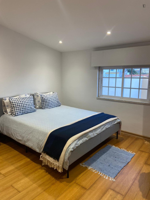 Captivating Double Bedroom close to Carcavelos/Parede. - Lisbonne - chambre - ImmoJeune