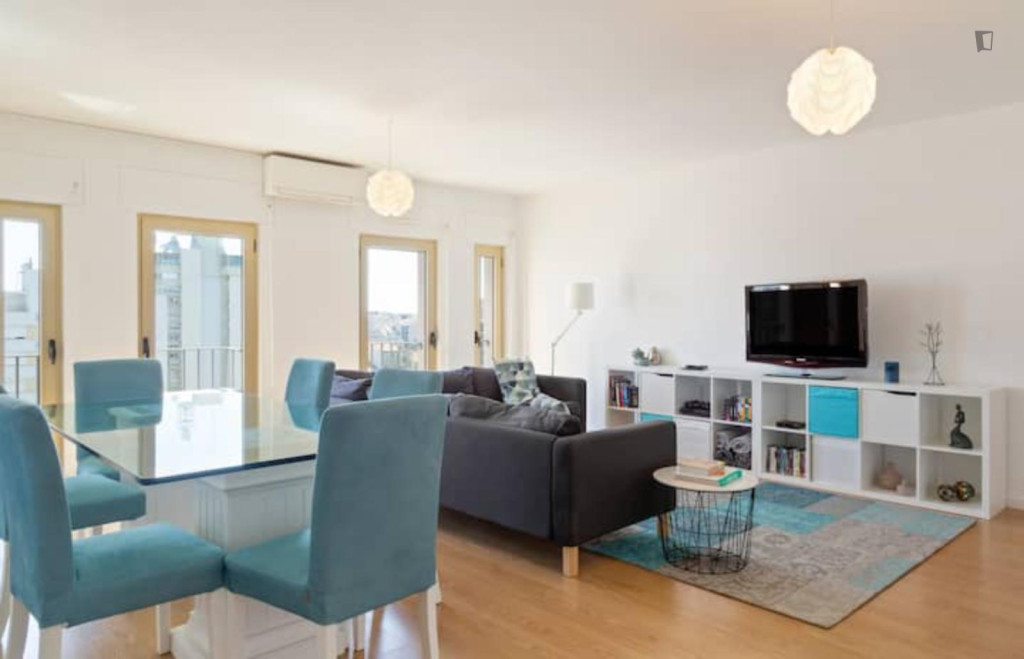 Brilliant 2 Bedroom Apartment with a balcony close to Iscte - University Institute of Lisbon - Lisbonne - chambre - ImmoJeune