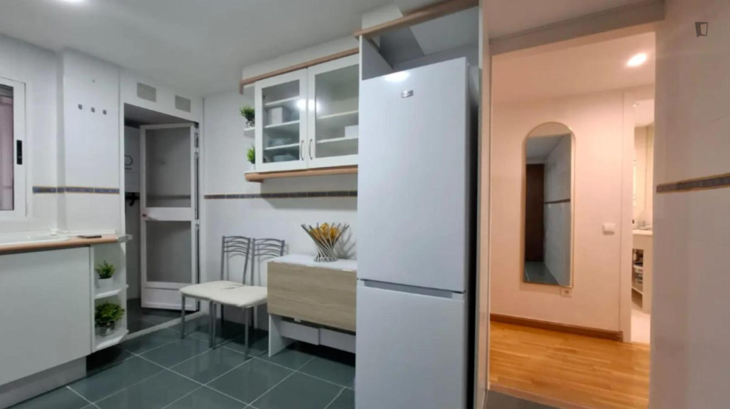 Small, quiet Studio, with spacious patio - in city center and three km from beach - Valence - chambre - ImmoJeune