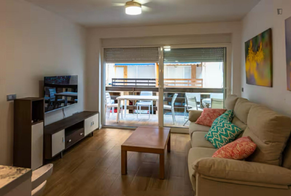 Welcoming 2 Bedroom Apartment with a balcony close to Mutxavista Beach - Alicante - chambre - ImmoJeune