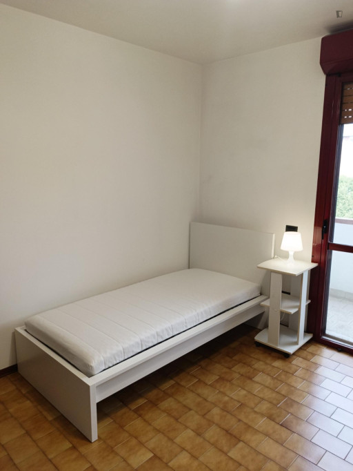 Single bedroom, with balcony, in 3-bedroom apartment - Florence - chambre - ImmoJeune