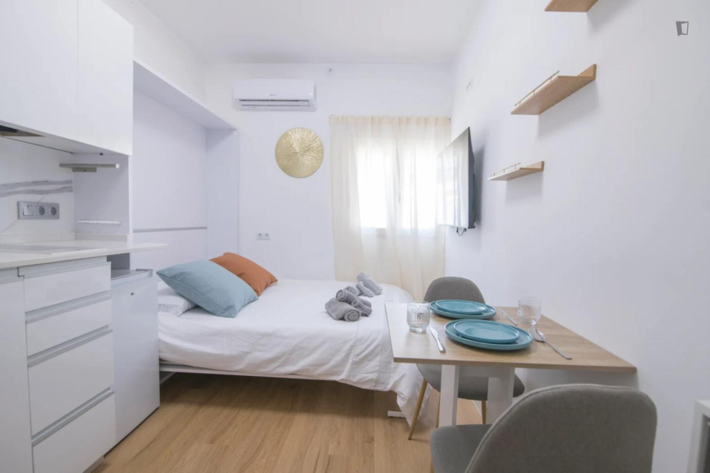 Modern and cozy studio for student or worker. Nearby Malvarrosa Beach. - Valence - chambre - ImmoJeune