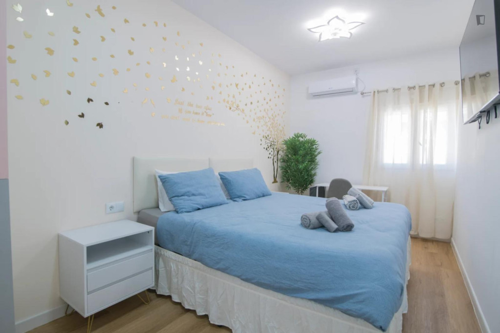 Spacious double bedroom with balcony with private kitchen and bathroom in La Malvarrosa - Valence - chambre - ImmoJeune