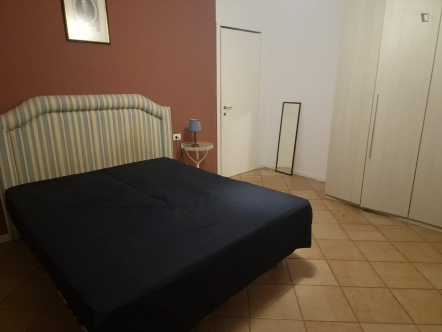 Double bedroom, with balcony, in 3-bedroom apartment - Milan - chambre - ImmoJeune