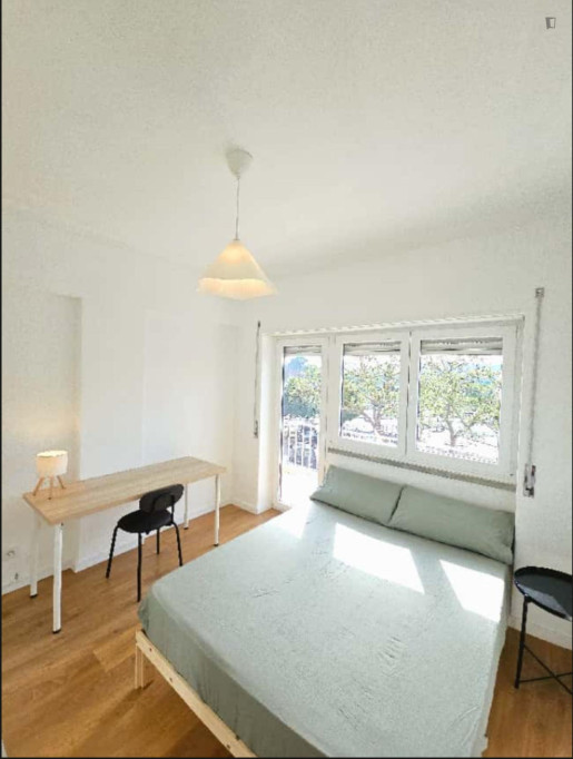 Luminous Double Bedroom with a balcony close to Almada Fórum Mall - Lisbonne - chambre - ImmoJeune