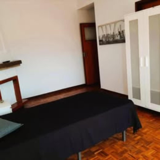 Cozy Single Bedroom close to Faculty of Medicine, University of Coimbra - Coimbra - chambre - ImmoJeune