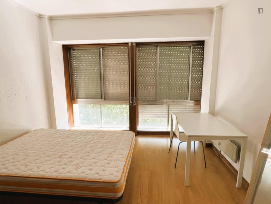 Bright Double Bedroom close to Coimbra Train Station - Coimbra - chambre - ImmoJeune