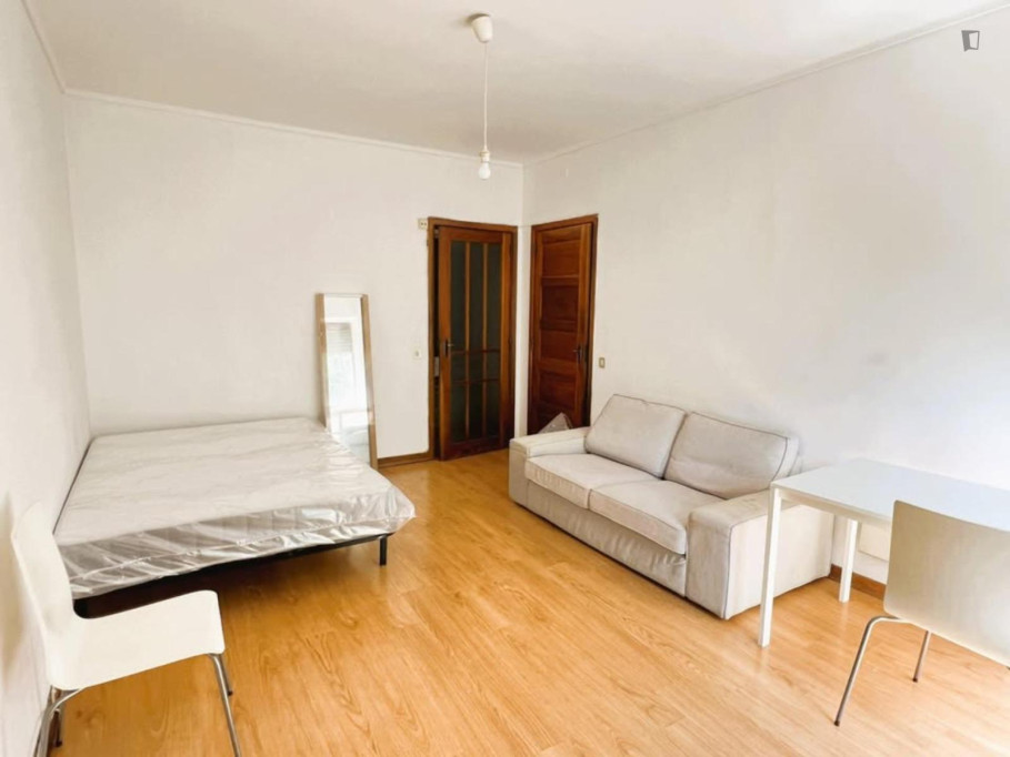 Spacious Single Bedroom close to University of Coimbra - Coimbra - chambre - ImmoJeune