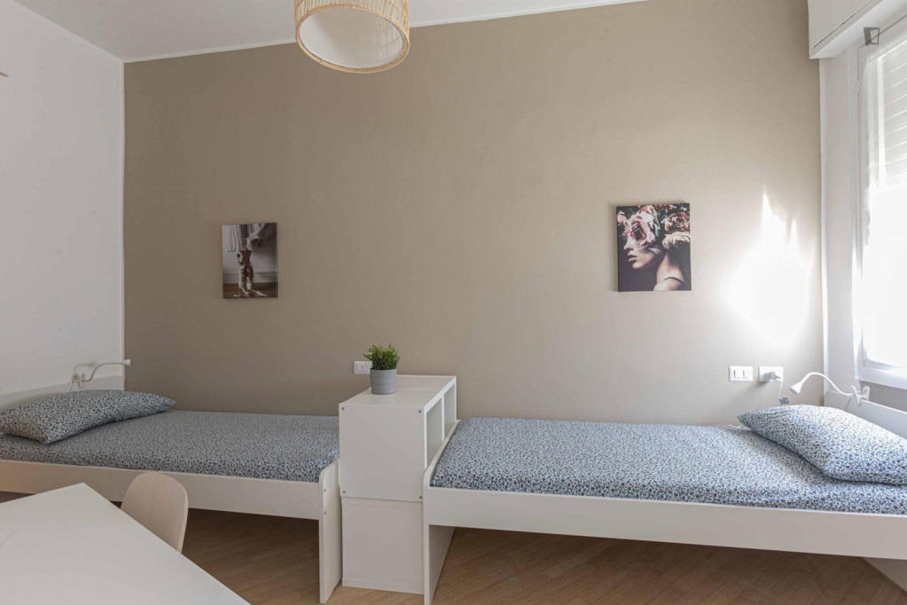 Bed in a bright twin ensuite bedroom, near the Marche metro - Milan - chambre - ImmoJeune