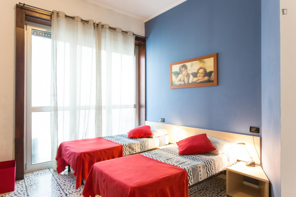 Bed in a bright twin bedroom, near Università Bocconi - Milan - chambre - ImmoJeune