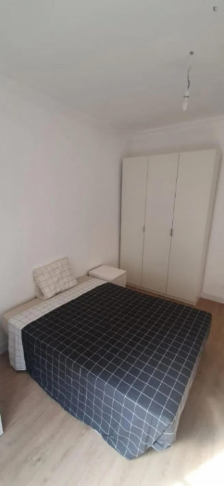 Comfy bedroom near Amadora Este metro station - Lisbonne - chambre - ImmoJeune