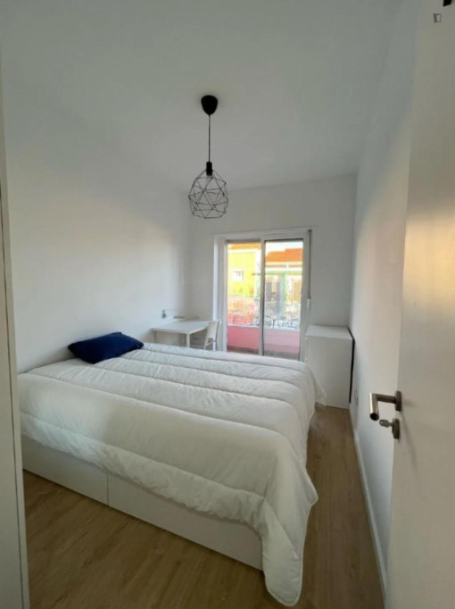 Welcoming bedroom in Amadora area - Lisbonne - chambre - ImmoJeune