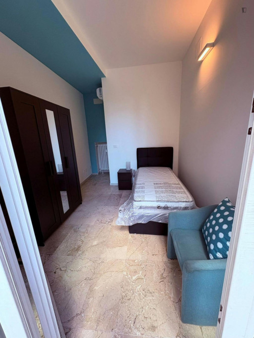 Appealing single bedroom with balcony in central Bologna - Bologne - chambre - ImmoJeune